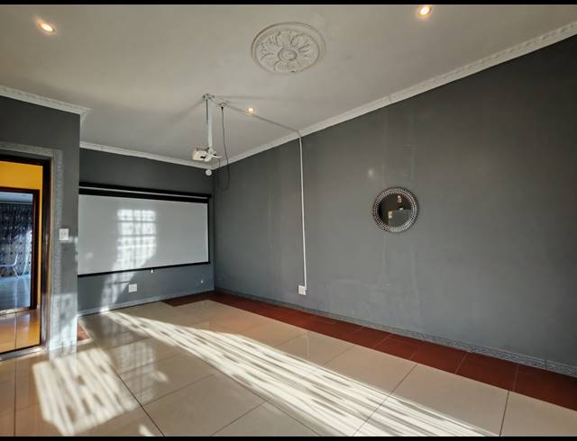 6 BEDROOM HOUSE FOR SALE IN THREE RIVERS EAST